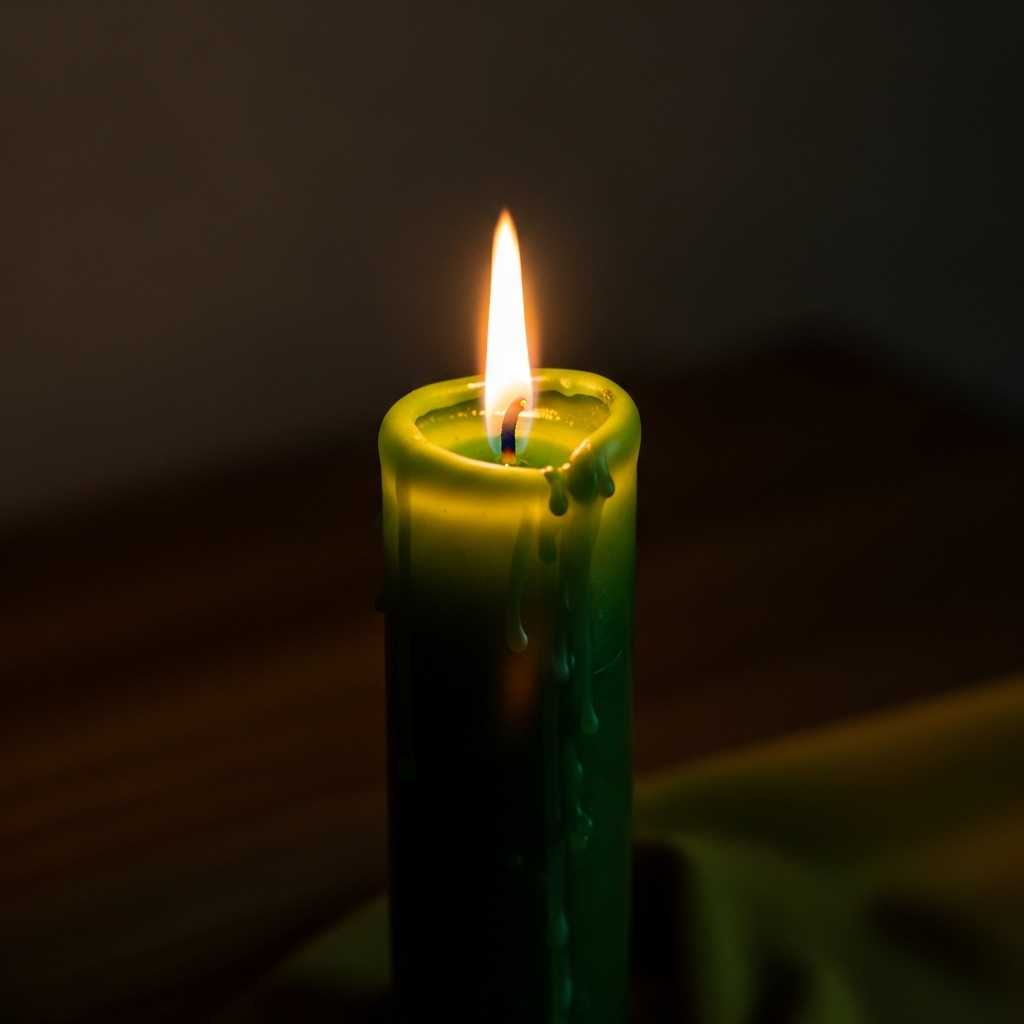 How Lighting Enhances Green Candles
